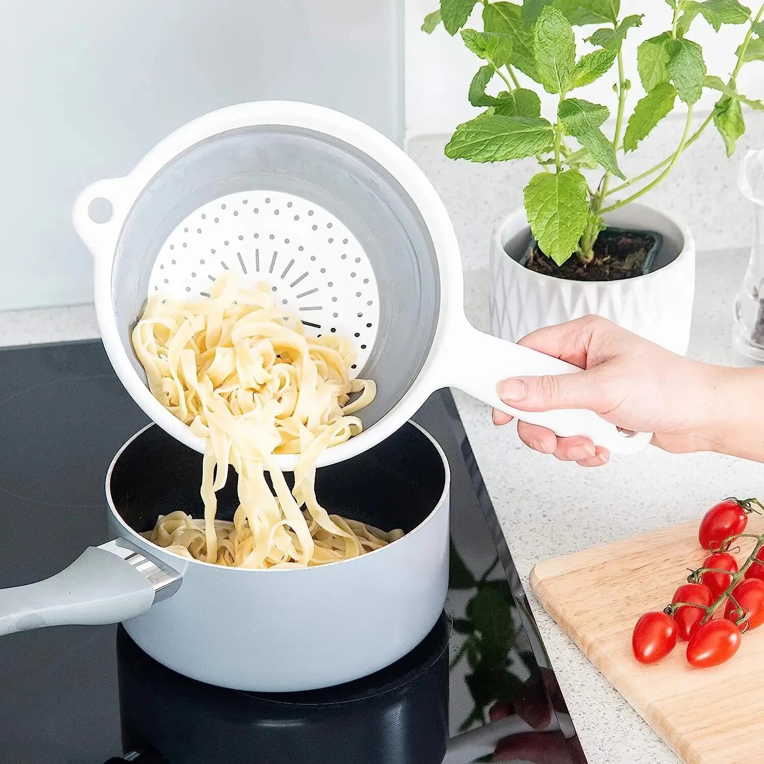 22cm Collapsible Plastic Colander – Foldable Vegetable Strainer, Salad Sieve & Kitchen Food Drainer